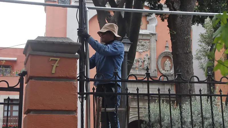 El robo de esculturas y placas de bronce de la iglesia de Los Santos Cosme y Damián; hay un detenido